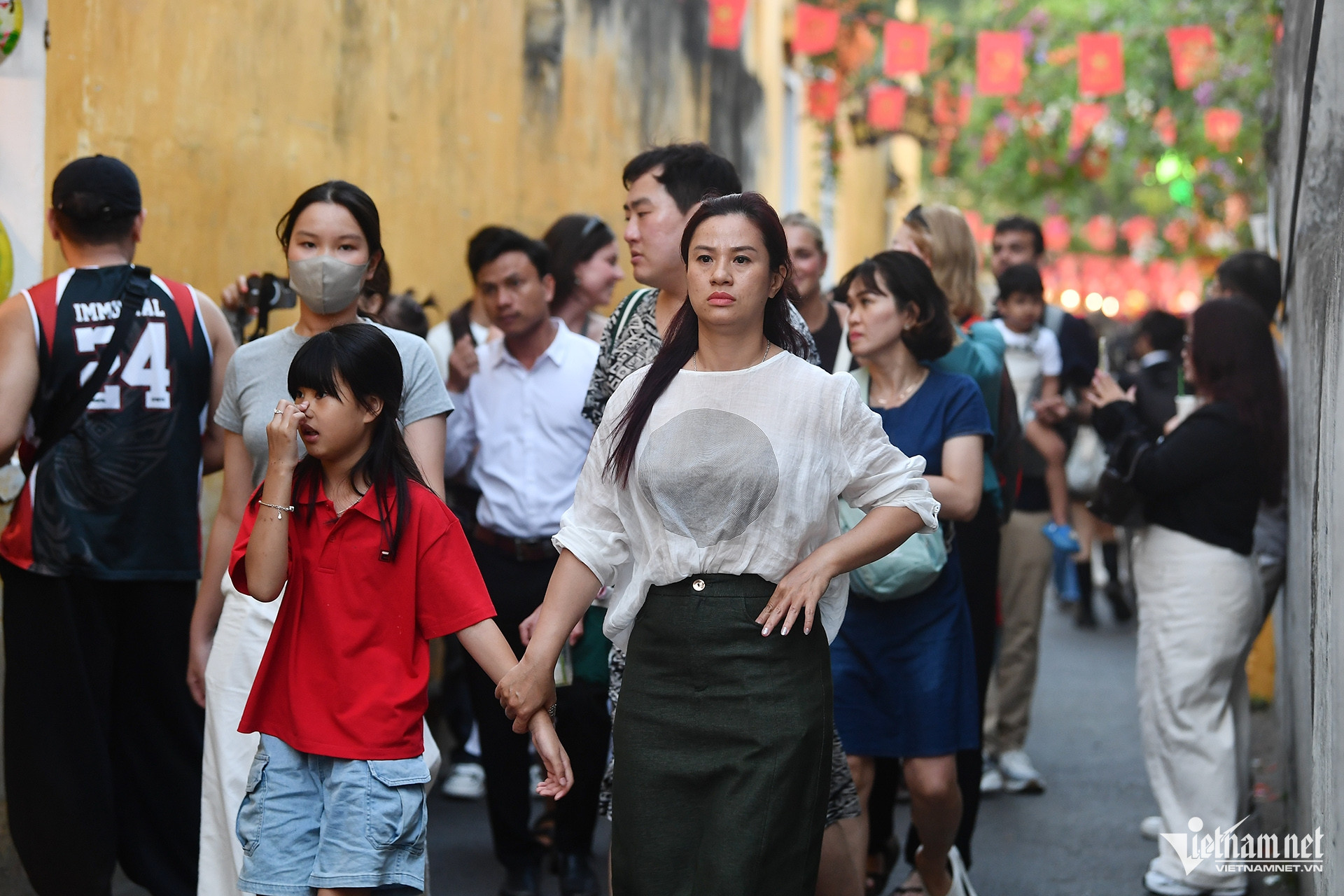 Biển người đổ bộ phố cổ Hội An, chờ mỏi chân mới có ảnh check-in 25 Những hẻm nhỏ cũng đông đúc người qua lại.