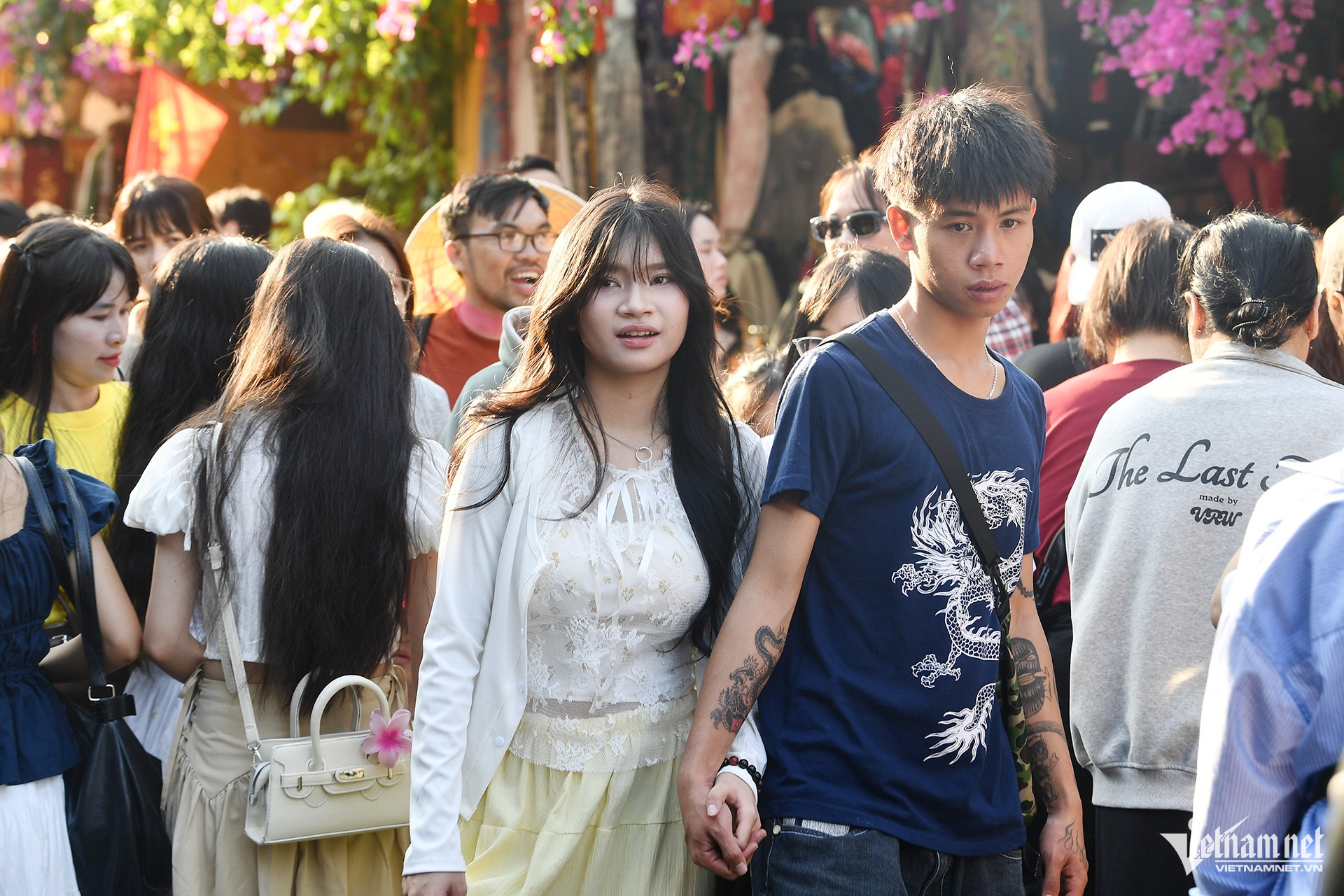 Biển người đổ bộ phố cổ Hội An, chờ mỏi chân mới có ảnh check-in 27 Biển người amp;#34;đổ bộamp;#34; phố cổ Hội An, chờ mỏi chân mới có ảnh check-in - 8