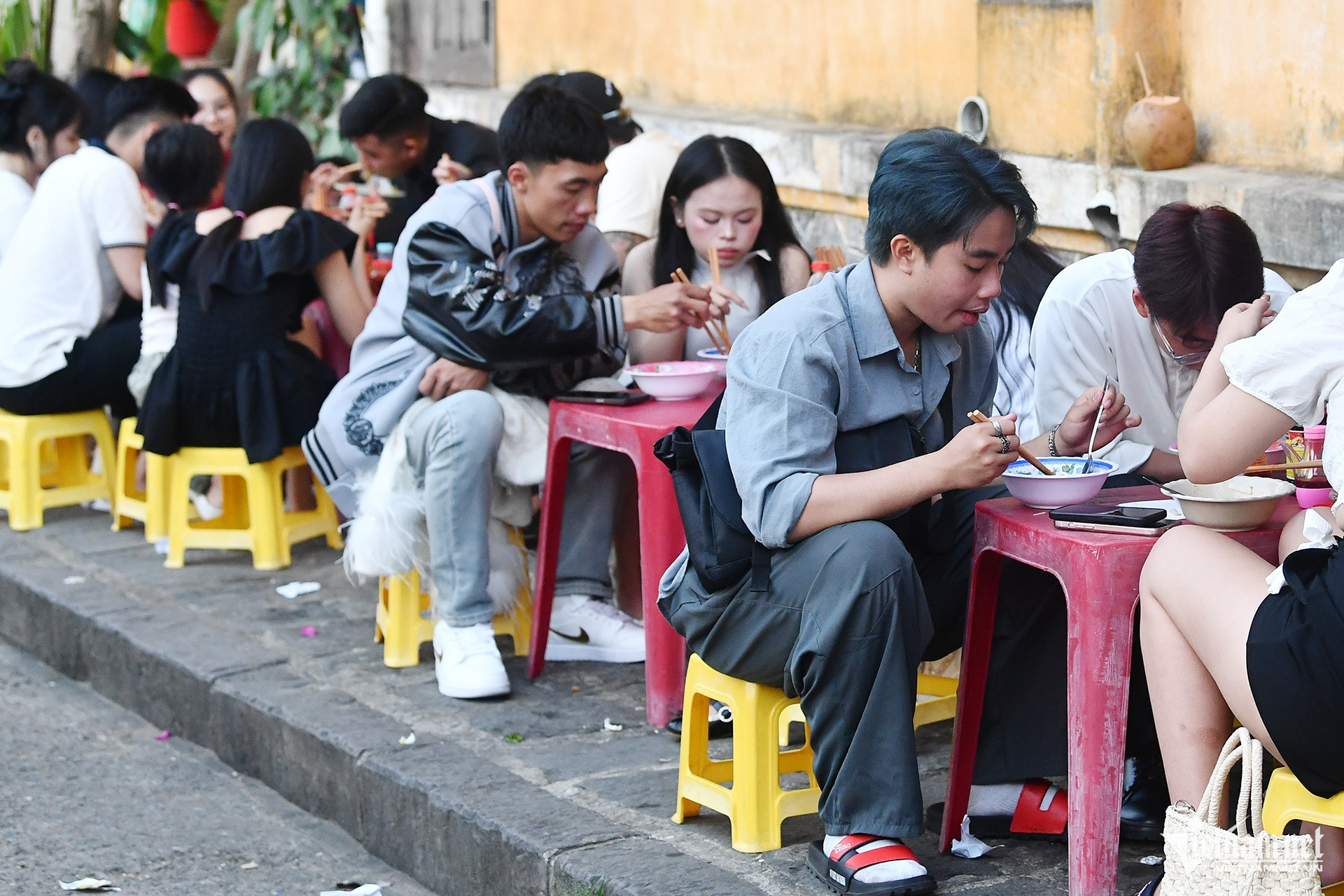 Biển người đổ bộ phố cổ Hội An, chờ mỏi chân mới có ảnh check-in 35 Biển người amp;#34;đổ bộamp;#34; phố cổ Hội An, chờ mỏi chân mới có ảnh check-in - 15