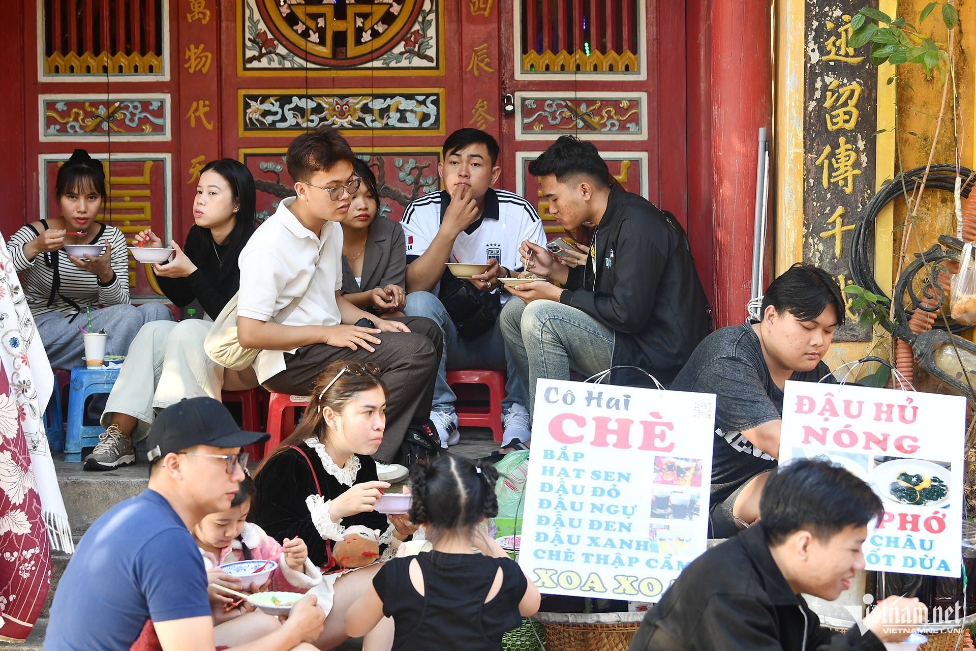 Biển người đổ bộ phố cổ Hội An, chờ mỏi chân mới có ảnh check-in 36 Các quán ăn vặt và gánh hàng rong thu hút nhiều nhóm bạn trẻ ghé thưởng thức ẩm thực.