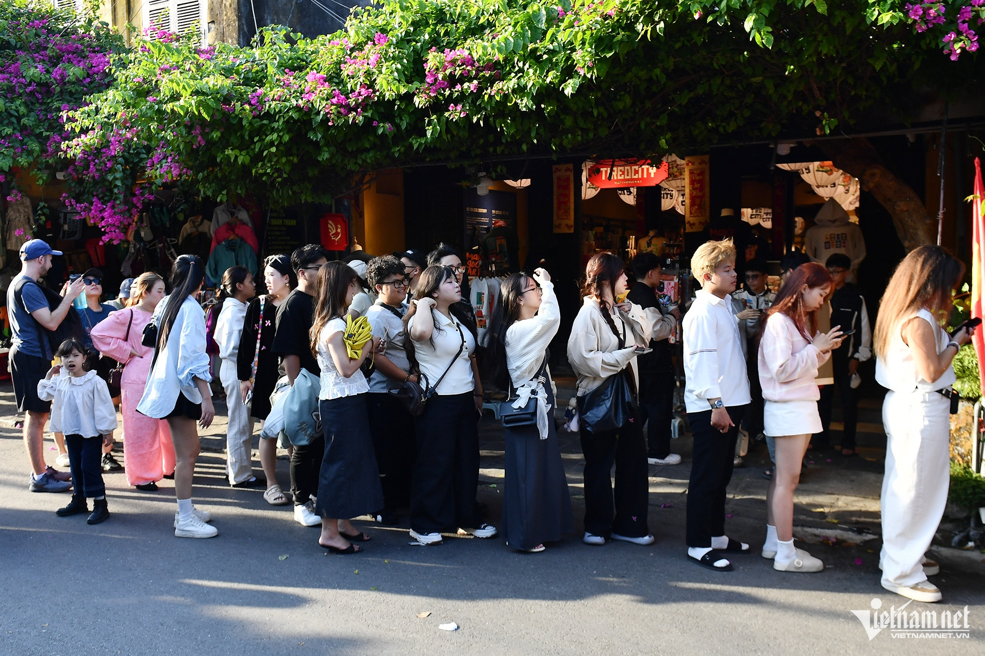 Biển người đổ bộ phố cổ Hội An, chờ mỏi chân mới có ảnh check-in 37 Khách xếp hàng mua nước trái cây trên đường Trần Phú.