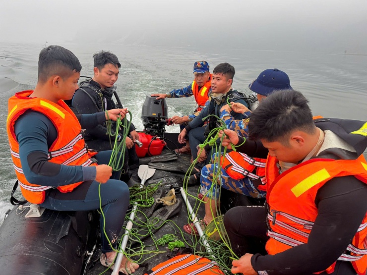 Người nhái đặc công Hải quân tìm kiếm nạn nhân vụ lật tàu ở hồ Thác Bà - 2