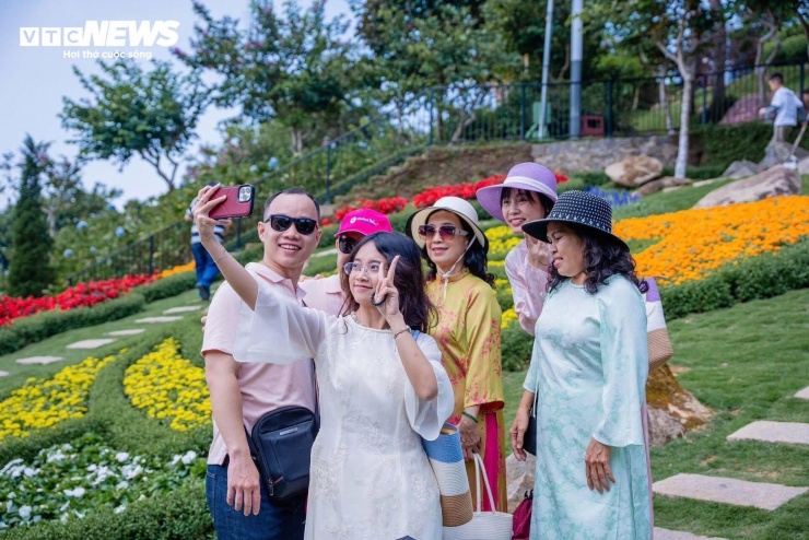 Du khách check-in tại núi Bà Đen (Tây Ninh) dịp Tết Nguyên Đán.