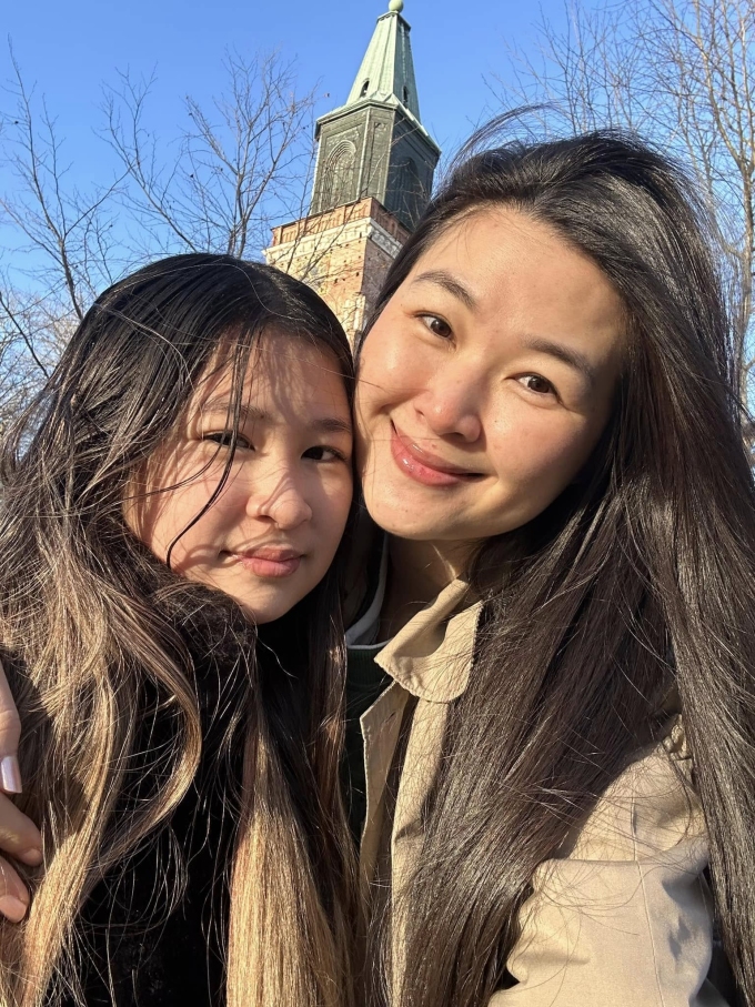 Mạc Anh Thư và con gái ở thành phố Turku, Phần Lan.