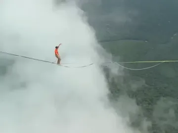 Kỷ lục nghẹt thở: Đi dây thăng bằng ở độ cao hơn 1.000m trên thác Angel