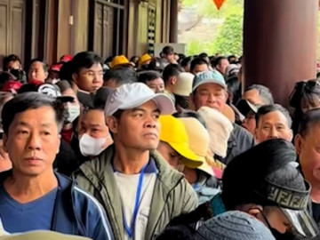 Xếp hàng nhiều giờ chờ vào Tràng An