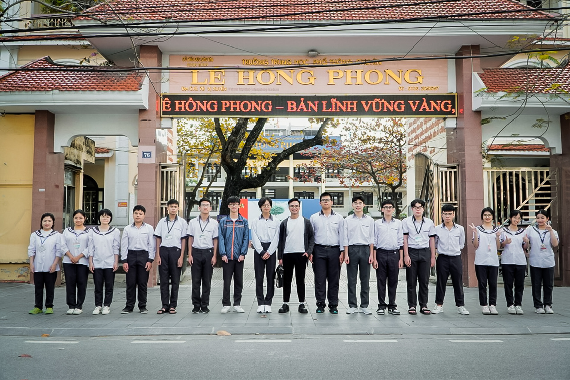 Thầy Trần Xuân Bình cùng đội tuyển học sinh giỏi quốc gia môn Tiếng Anh của Trường THPT chuyên Lê Hồng Phong, năm học 2025-2026.