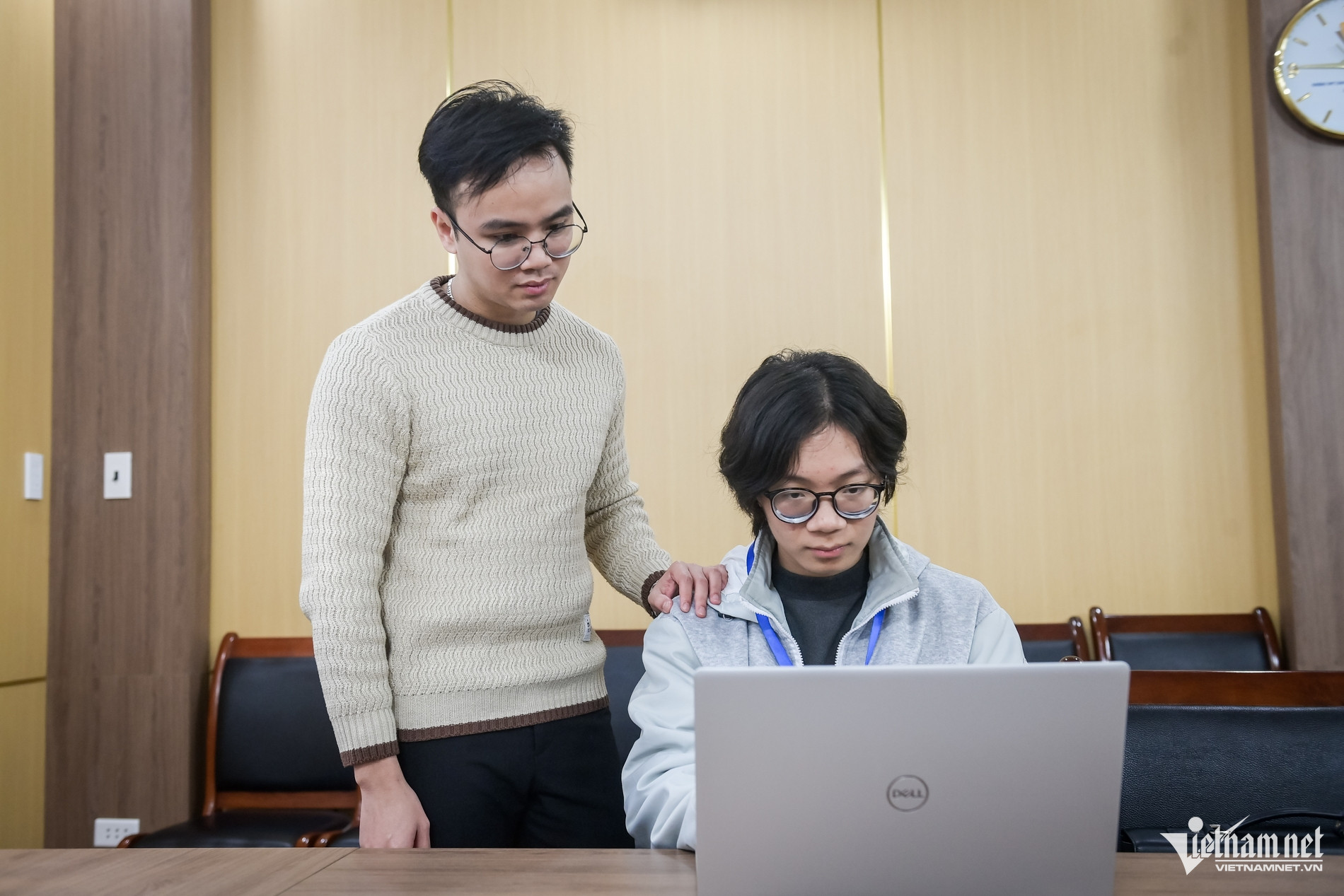 Thầy giáo Trần Xuân Bình và Đoàn Thái Minh, thủ khoa toàn quốc môn Tiếng Anh.