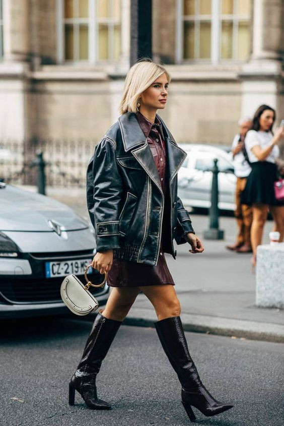 Mặc đồ da toàn bộ sẽ mang lại cảm giác sành điệu và thời thượng, tuy nhiên cách phối này khá dễ đoán và chỉ phù hợp với phong cách bụi bặm, đường phố. Để bộ trang phục của bạn trông hấp dẫn và thú vị hơn, hãy thử kết hợp các chất liệu da khác nhau.