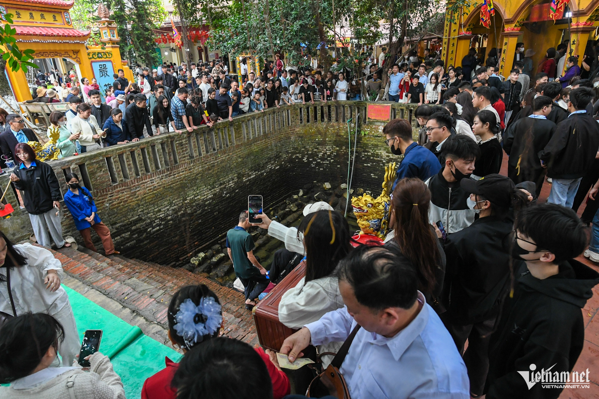 Lặn lội xa xôi xin lộc tình duyên, rửa mặt bằng nước giếng đầu năm mới - 1