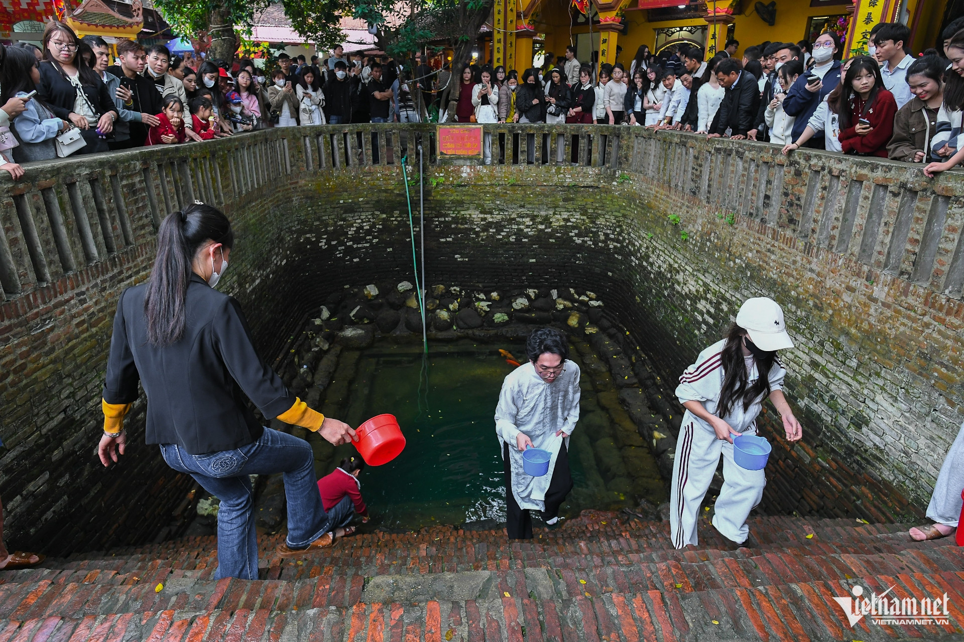 Lặn lội xa xôi xin lộc tình duyên, rửa mặt bằng nước giếng đầu năm mới - 2