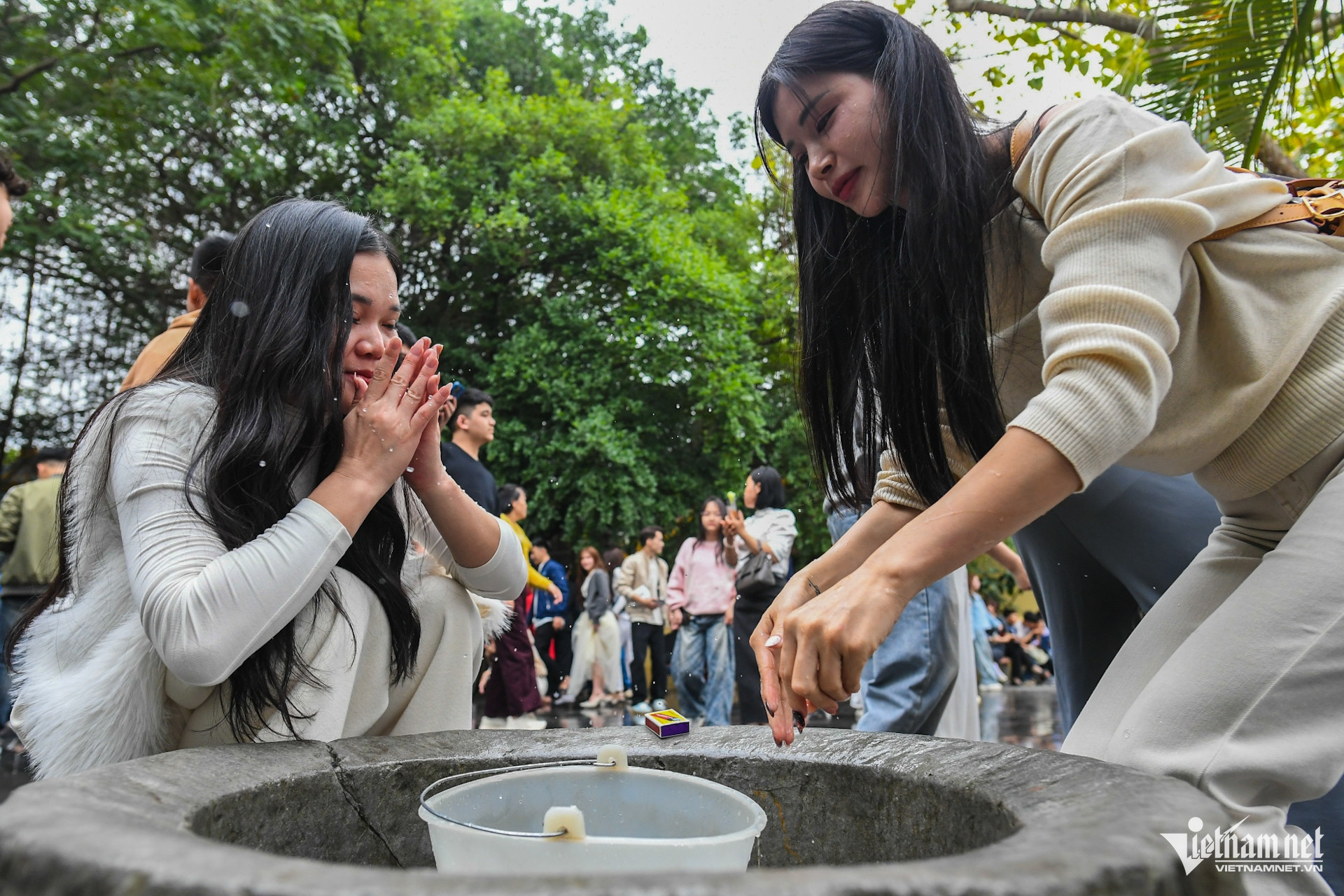 Lặn lội xa xôi xin lộc tình duyên, rửa mặt bằng nước giếng đầu năm mới - 3