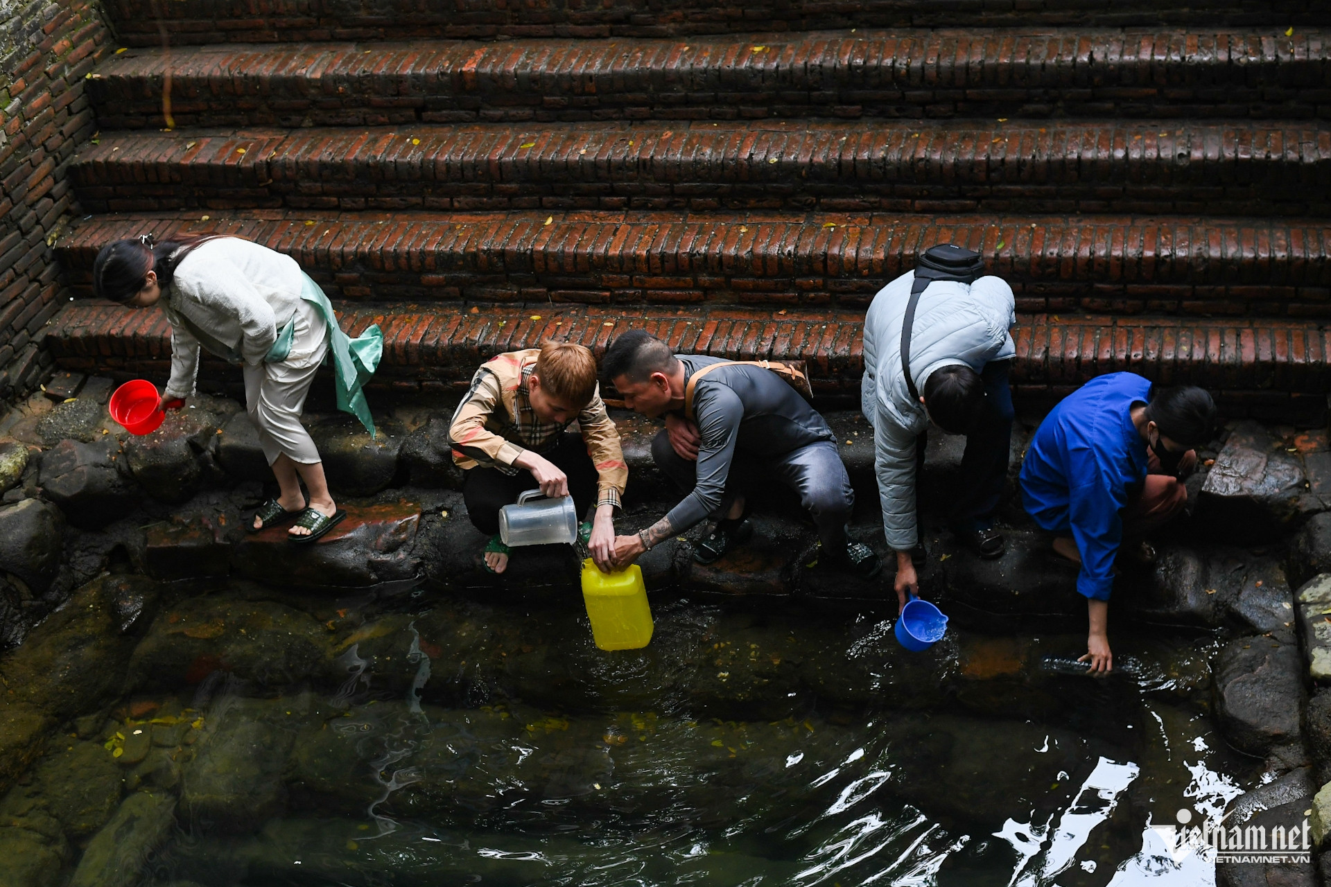 Lặn lội xa xôi xin lộc tình duyên, rửa mặt bằng nước giếng đầu năm mới - 6