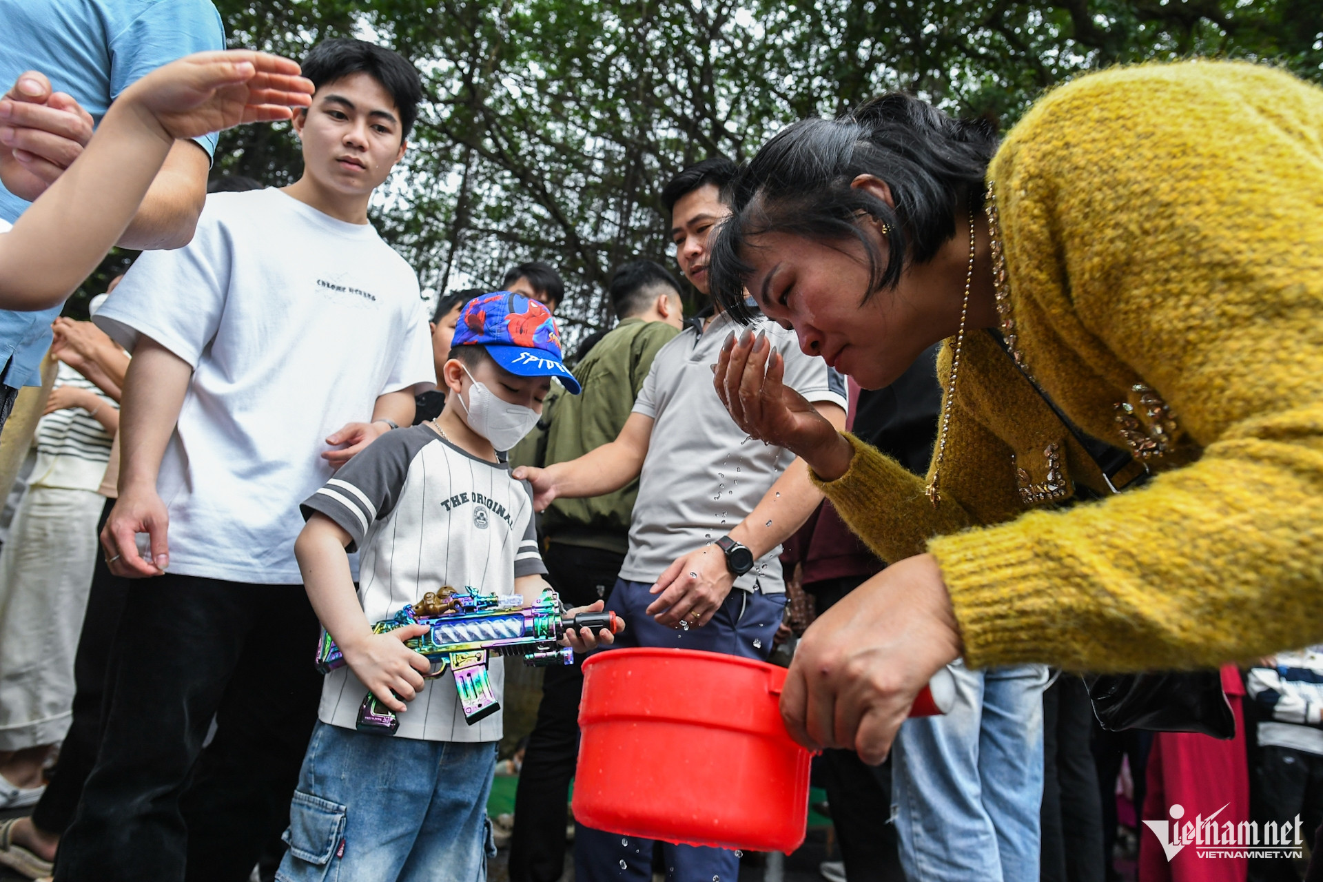 Lặn lội xa xôi xin lộc tình duyên, rửa mặt bằng nước giếng đầu năm mới - 11