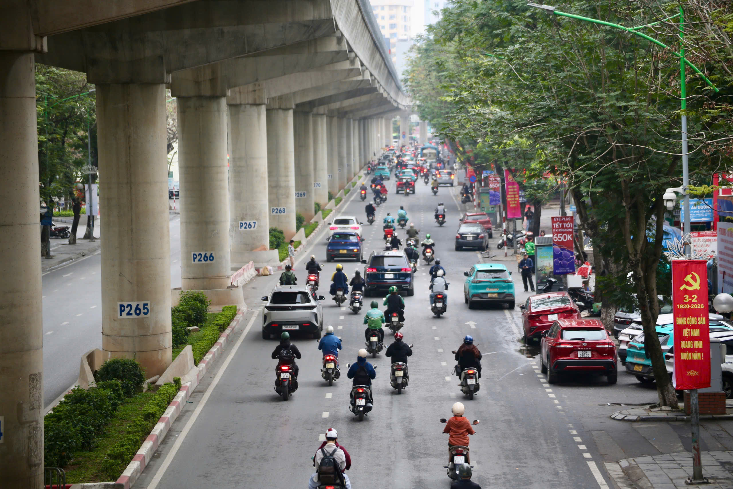 Đường Xuân Thuỷ sáng 23/2 khá thông thoáng, người dân di chuyển thuận lợi.