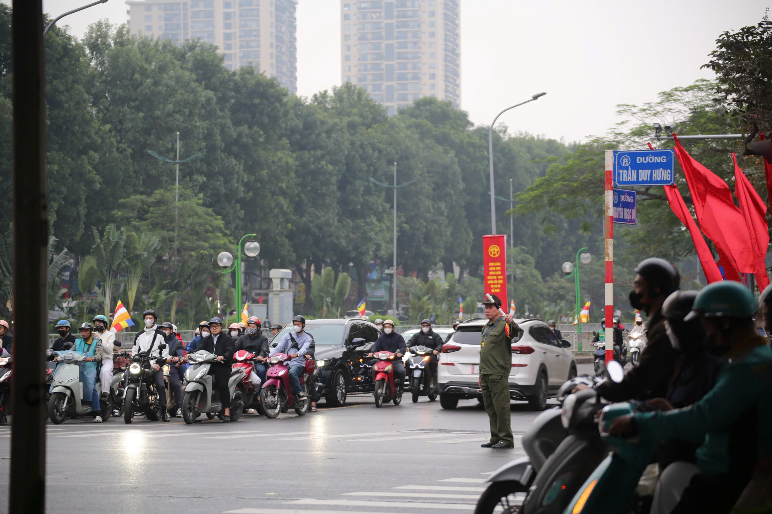 Các lực lượng chức năng có mặt tại các nút giao trọng điểm từ sớm để tổ chức phân luồng, điều tiết phương tiện, hạn chế nguy cơ ùn tắc trong giờ cao điểm.