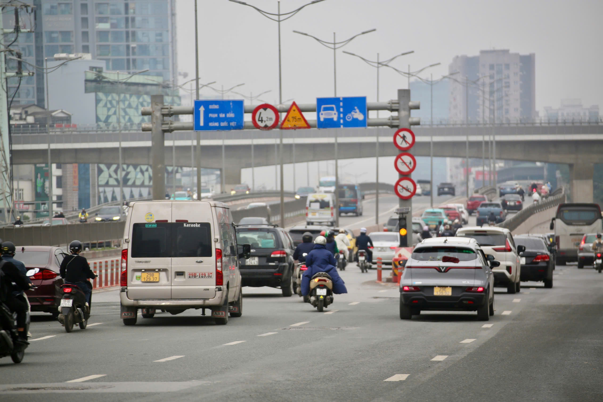 Sáng 23/2/2026, tại khu vực cầu Mai Dịch, giao thông diễn ra tương đối thuận lợi; các phương tiện di chuyển ổn định.