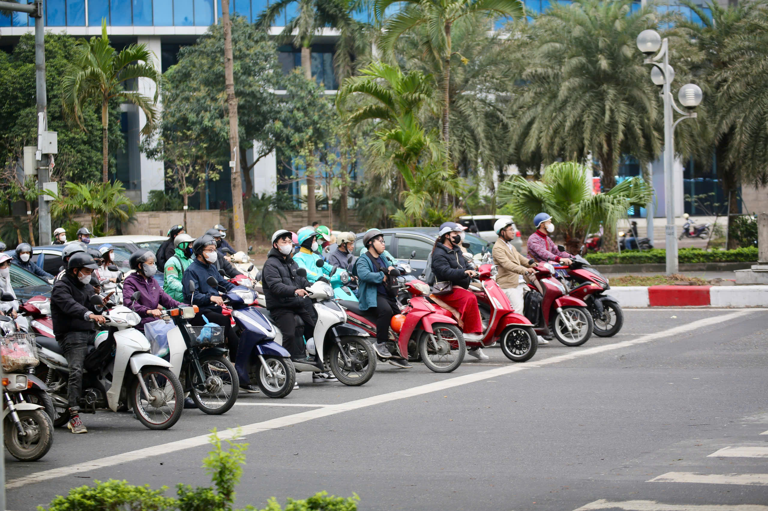 Người dân chấp hành tín hiệu đèn giao thông, dừng chờ đúng vạch kẻ đường và di chuyển theo đúng làn, phần đường quy định trong giờ cao điểm sáng 23/2.