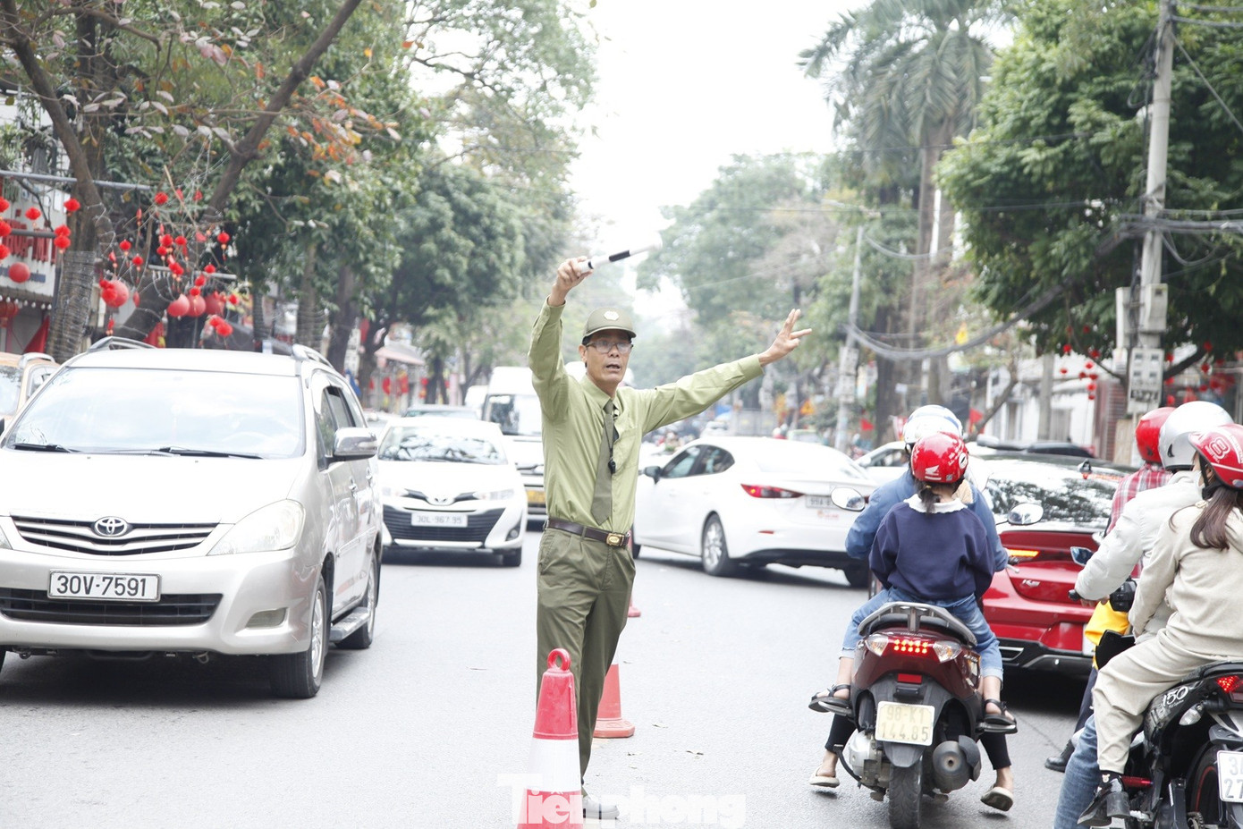 Biển người chen nhau vay tiền ở đền Bà Chúa Kho 19 Ngay từ Quốc lộ 1A cũ rẽ vào đền Bà Chúa Kho (cách đền khoảng 2 km) ôtô và xe mô tô chở người đến lễ tắc đường khiến cơ quan chức năng phải phân luồng giao thông từ xa. Ảnh: Nguyễn Thắng.