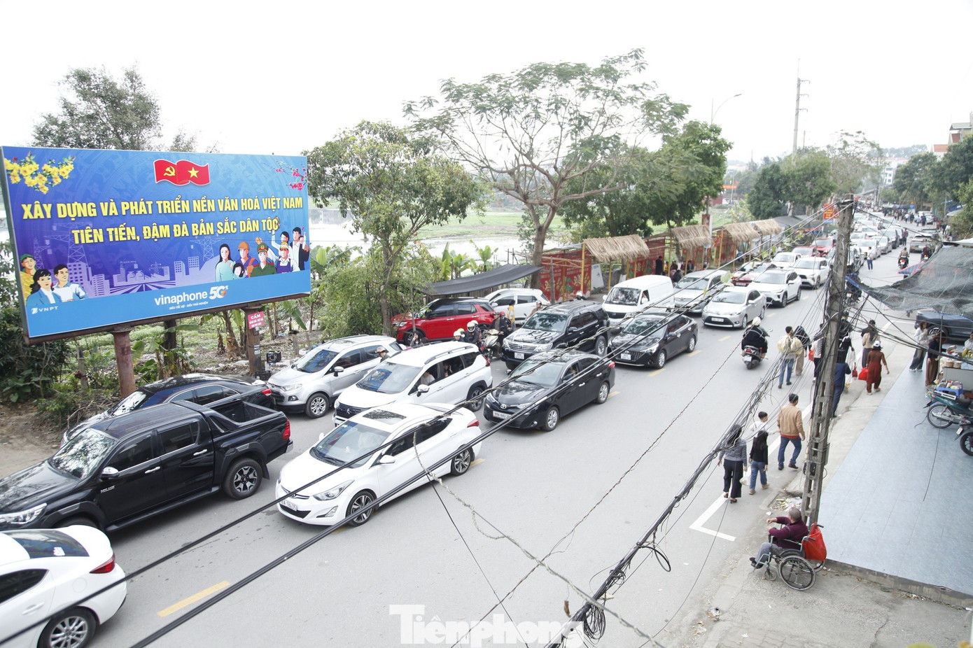 Biển người chen nhau vay tiền ở đền Bà Chúa Kho 24 Từ sáng sớm những ngày đầu năm, dòng người đến đền Bà Chúa Kho kéo dài.