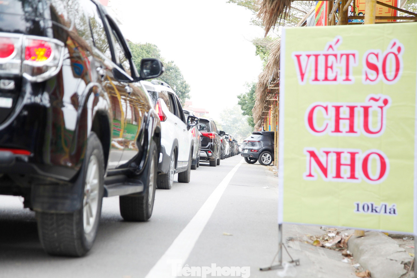 Biển người chen nhau vay tiền ở đền Bà Chúa Kho 25 Theo ghi nhận của phóng viên Tiền Phong, giá viết sớ và trông giữ xe được công khai, minh bạch.
