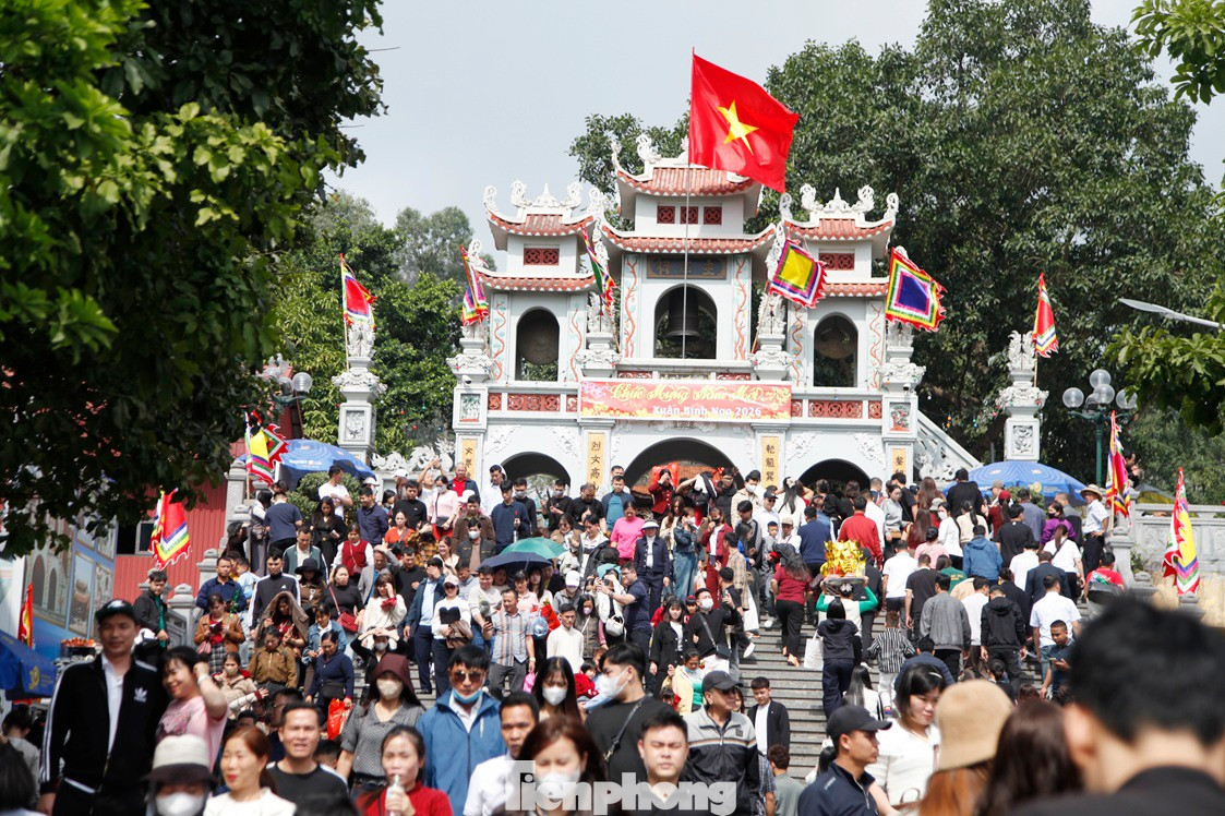 Biển người chen nhau vay tiền ở đền Bà Chúa Kho 28 Lối đi lên đền Bà Chúa Kho ken đặc người.