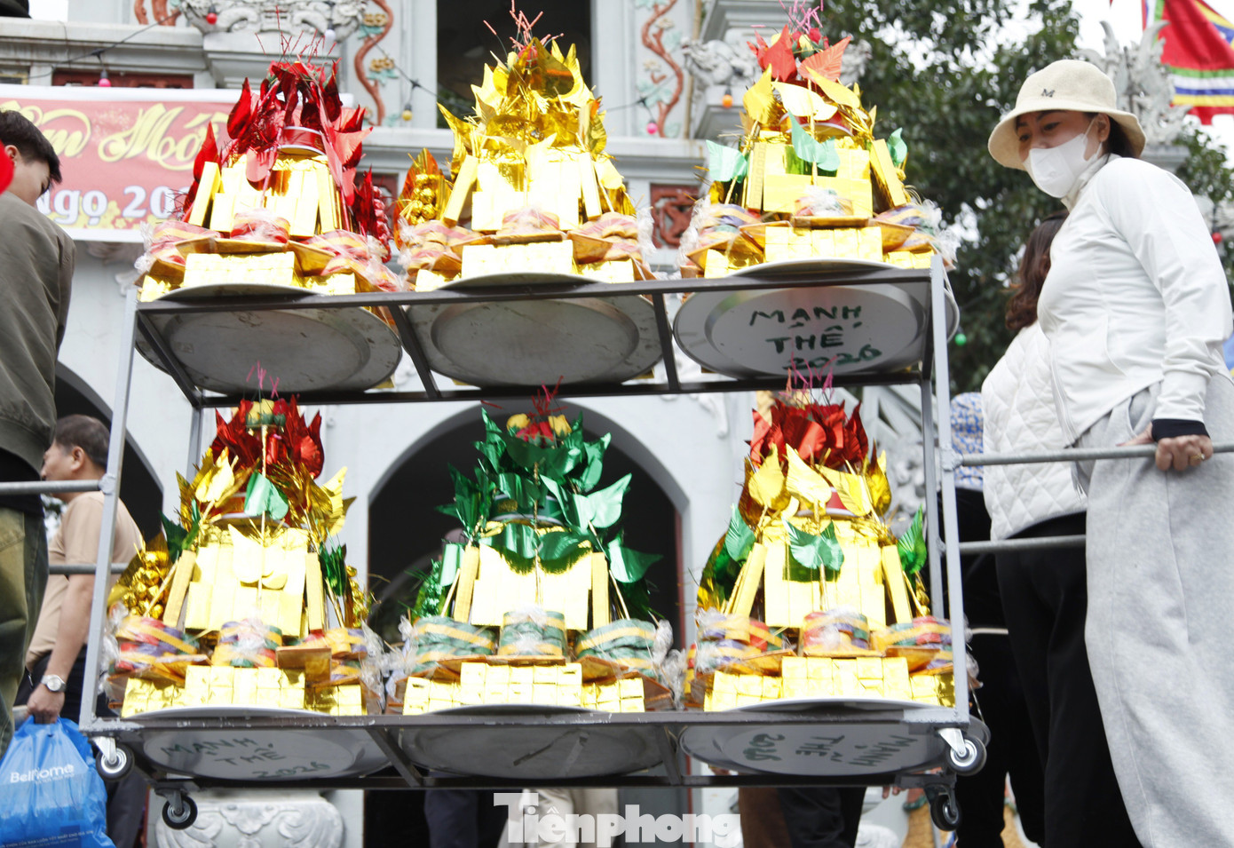 Biển người chen nhau vay tiền ở đền Bà Chúa Kho 31 Lễ vật du khách thập phương vào đền Bà Chúa Kho để xin lộc, vay tiền.