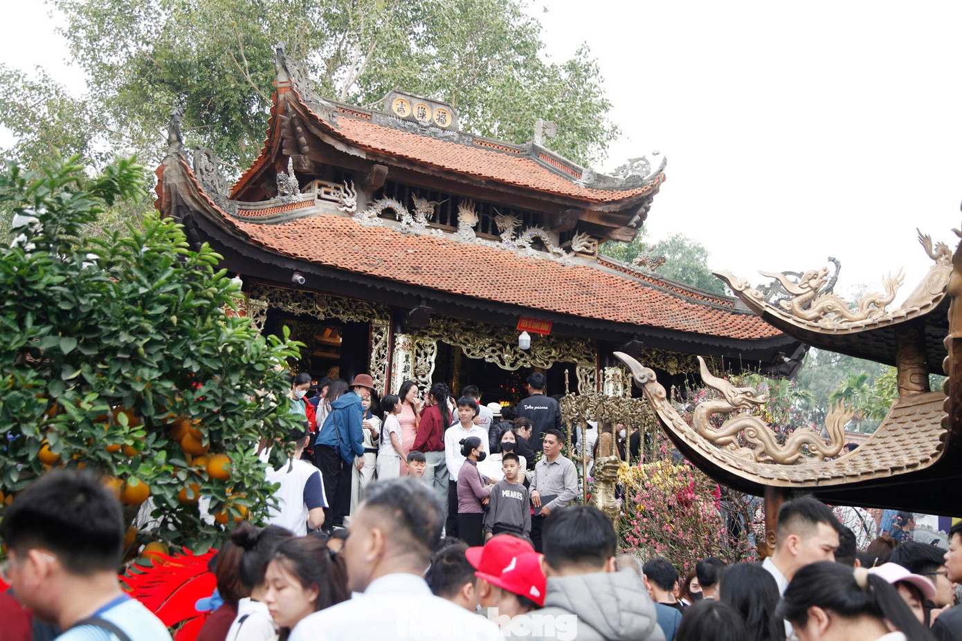 Biển người chen nhau vay tiền ở đền Bà Chúa Kho 34 Biển người chen nhau vay tiền ở đền Bà Chúa Kho - 14