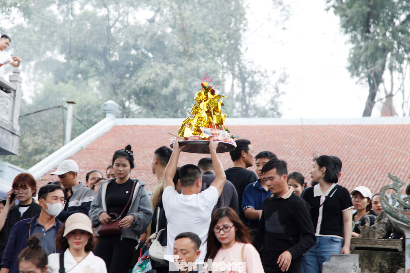 Biển người chen nhau vay tiền ở đền Bà Chúa Kho 35 Do quá đông, có người phải bê lễ lên cao để di chuyển vào bên trong chính điện đền Bà Chúa Kho.