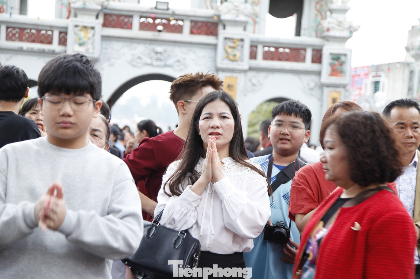 Biển người chen nhau vay tiền ở đền Bà Chúa Kho 38 Do quá đông không thể vào bên trong chính điện, nhiều người khấn vay tiền, xin lộc, cầu bình an từ sân trước cửa đền Bà Chúa Kho.