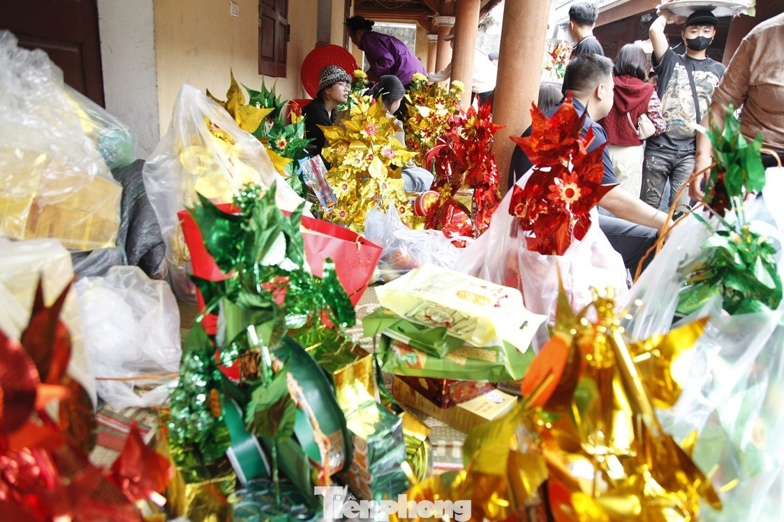 Biển người chen nhau vay tiền ở đền Bà Chúa Kho 40 Biển người chen nhau vay tiền ở đền Bà Chúa Kho - 20