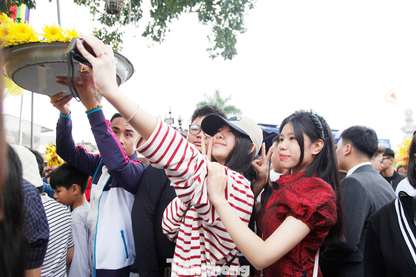 Biển người chen nhau vay tiền ở đền Bà Chúa Kho 45 Nhiều bạn trẻ hào hứng chụp ảnh tại đền Bà Chúa Kho đầu năm.