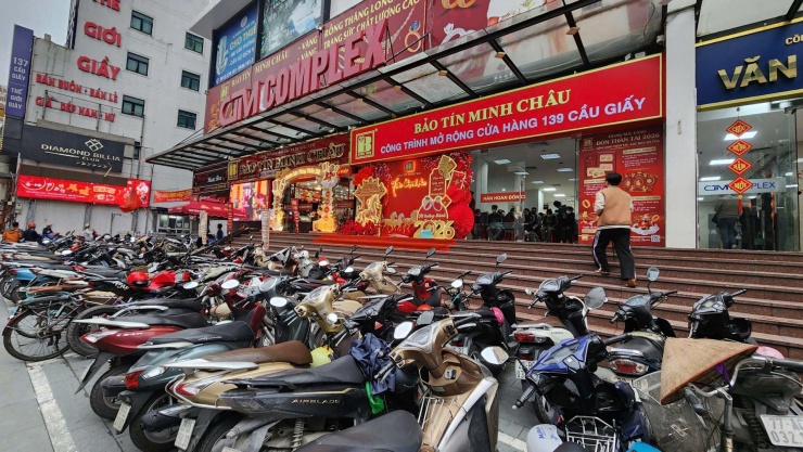 Từ 8 giờ sáng chỗ để xe tại cửa hàng vàng đã chật kín, nhiều người mua phải để xe nơi khác. Ảnh: Thái Nguyễn