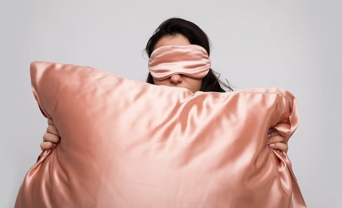 Vỏ gối lụa giúp giảm ma sát và hạn chế mất nước, giúp tóc bóng khỏe.