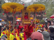 Clip Eva - Gia đình làm 50 mâm cỗ mừng con gái 9 tuổi làm nữ tướng ở hội Gióng