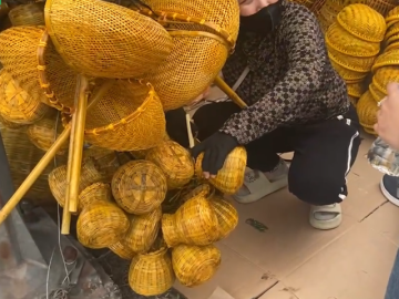 Độc lạ vật phẩm ‘mua may bán rủi’ ở chợ Viềng Phủ Dầy Xuân 2026