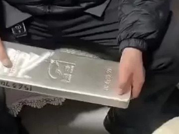 Yêu con - Bé gái 5 tuổi được cậu lì xì thỏi bạc 15kg hơn 1 tỷ đồng gây sốt