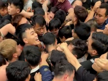 Trai làng chen nhau cướp phết lấy may