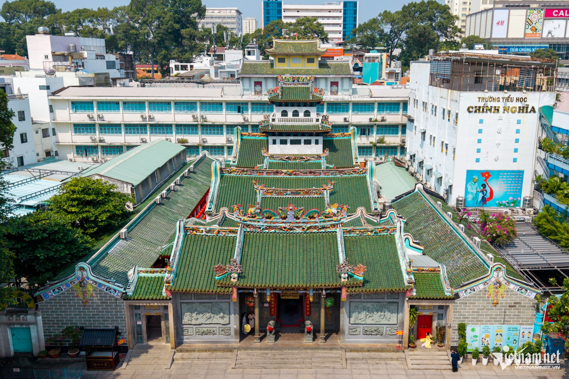 Chùa ở TPHCM có tượng ngựa Xích Thố cao hơn 2m, nhiều người đến cầu may 21 Chùa ở TPHCM có tượng ngựa Xích Thố cao hơn 2m, nhiều người đến cầu may - 3