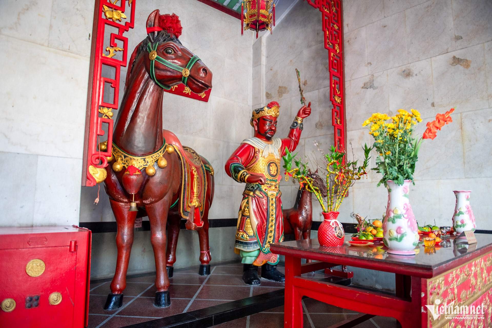 Chùa ở TPHCM có tượng ngựa Xích Thố cao hơn 2m, nhiều người đến cầu may 29 Chùa ở TPHCM có tượng ngựa Xích Thố cao hơn 2m, nhiều người đến cầu may - 10