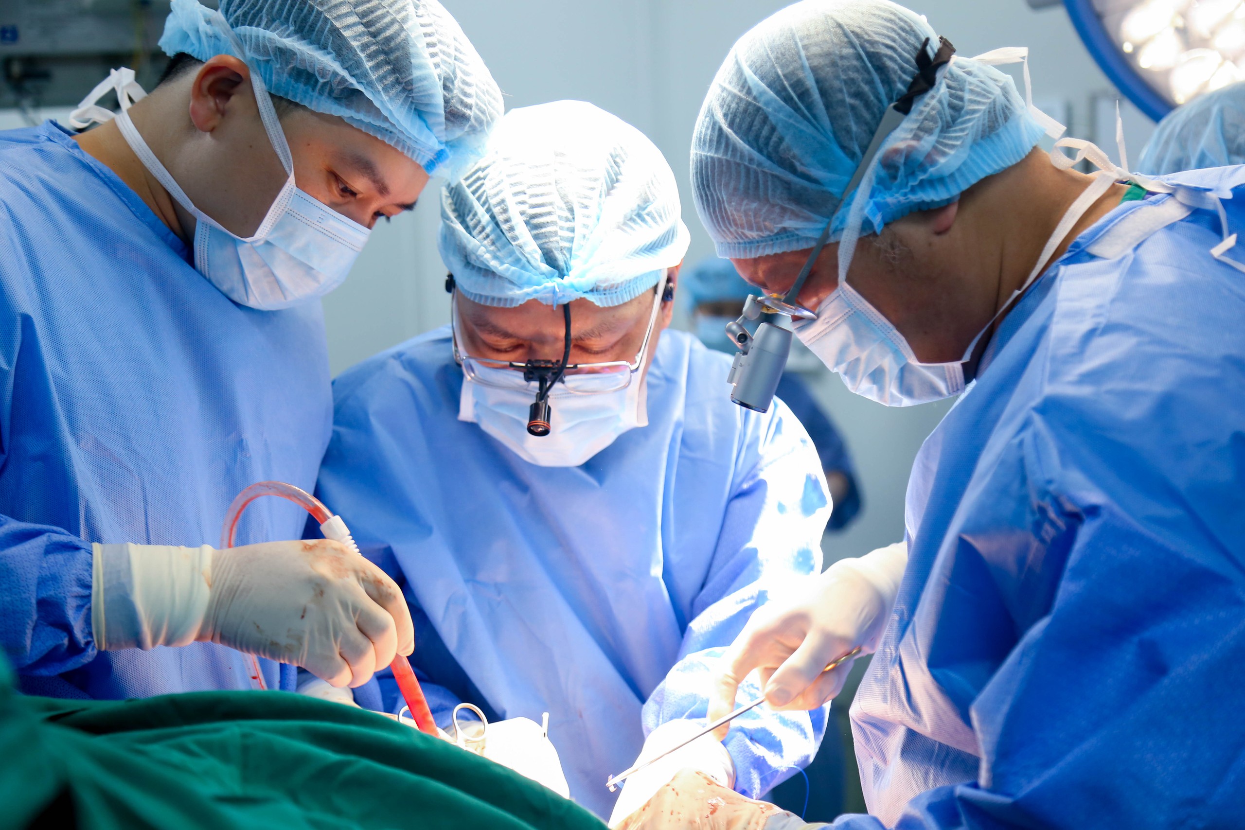 PGS.TS Dương Đức Hùng - Giám đốc Bệnh viện Hữu nghị Việt Đức cùng ekip ghép tạng ngày mùng 6 Tết.