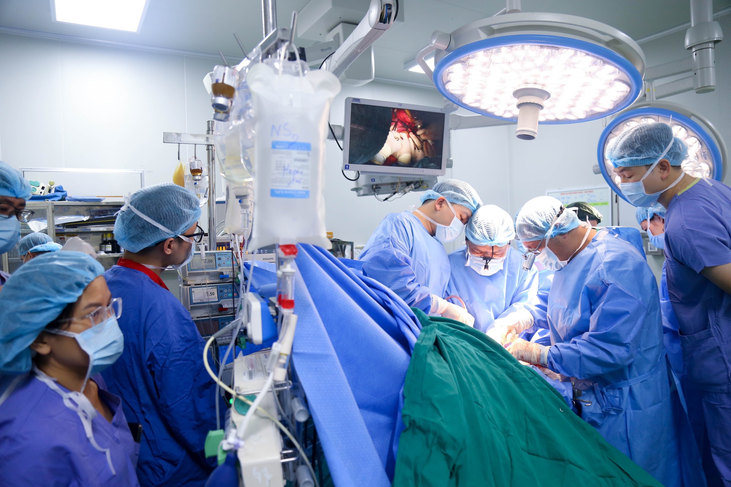 Kíp mổ thực hiện ca lấy tạng từ người hiến chết não – một cuộc chuyển giao thầm lặng, nơi sự ra đi hóa thành khởi đầu cho nhiều sự sống mới