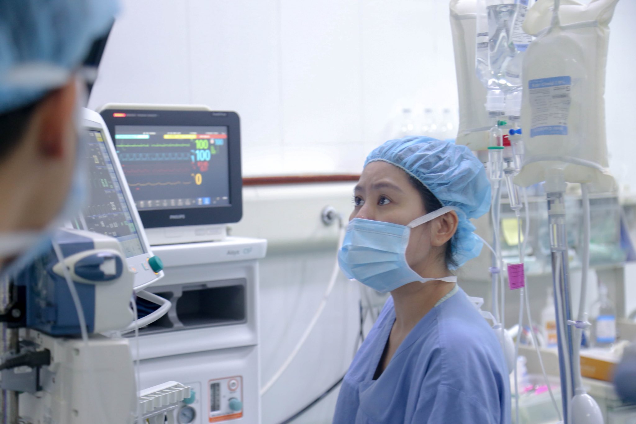 Từ nghĩa cử hiến tạng của người bệnh chết não, sự sống được trao gửi lại cho 4 bệnh nhân đang ở ranh giới mong manh sinh- tử. Bốn cuộc đời bước qua cánh cửa tuyệt vọng để trở về với sự sống... trong dịp Tết Bính Ngọ.