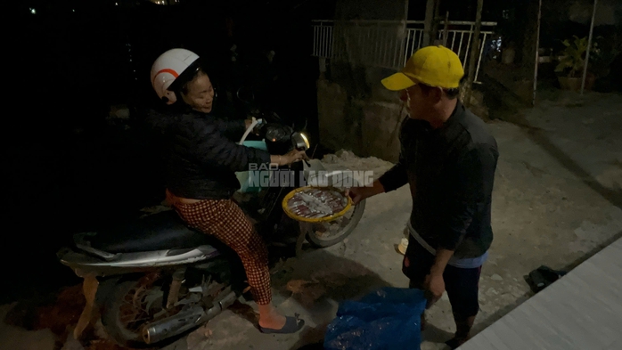 Những rổ mực cơm tươi roi rói vừa mới cập bờ lúc rạng sáng.
