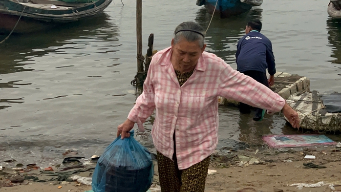 Người a classTextlinkBaiviet hrefhttps://eva.vn/phụ nữ/a xách mực từ ghe của chồng mới cập bờ để kịp ra chợ bán.