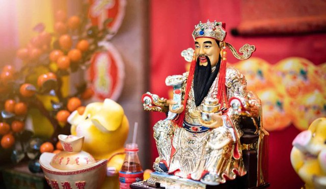 Nguồn gốc của ngày vía Thần tài xuất phát từ một truyền thuyết kể rằng, Thần tài trong một lần uống rượu say đã rơi xuống trần gian và mất trí nhớ.