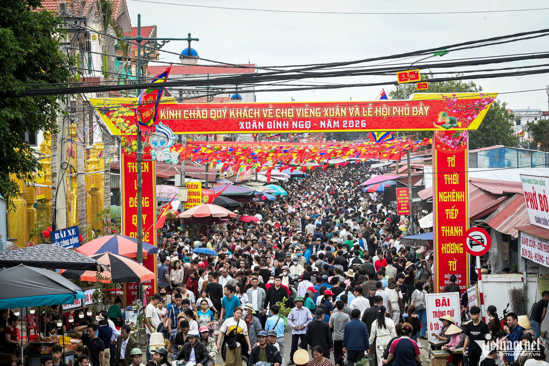Món amp;#34;đỏamp;#34; đầu năm hút khách tại chợ Viềng Ninh Bình, chưa kịp mua đã amp;#34;cháy hàngamp;#34; - 1