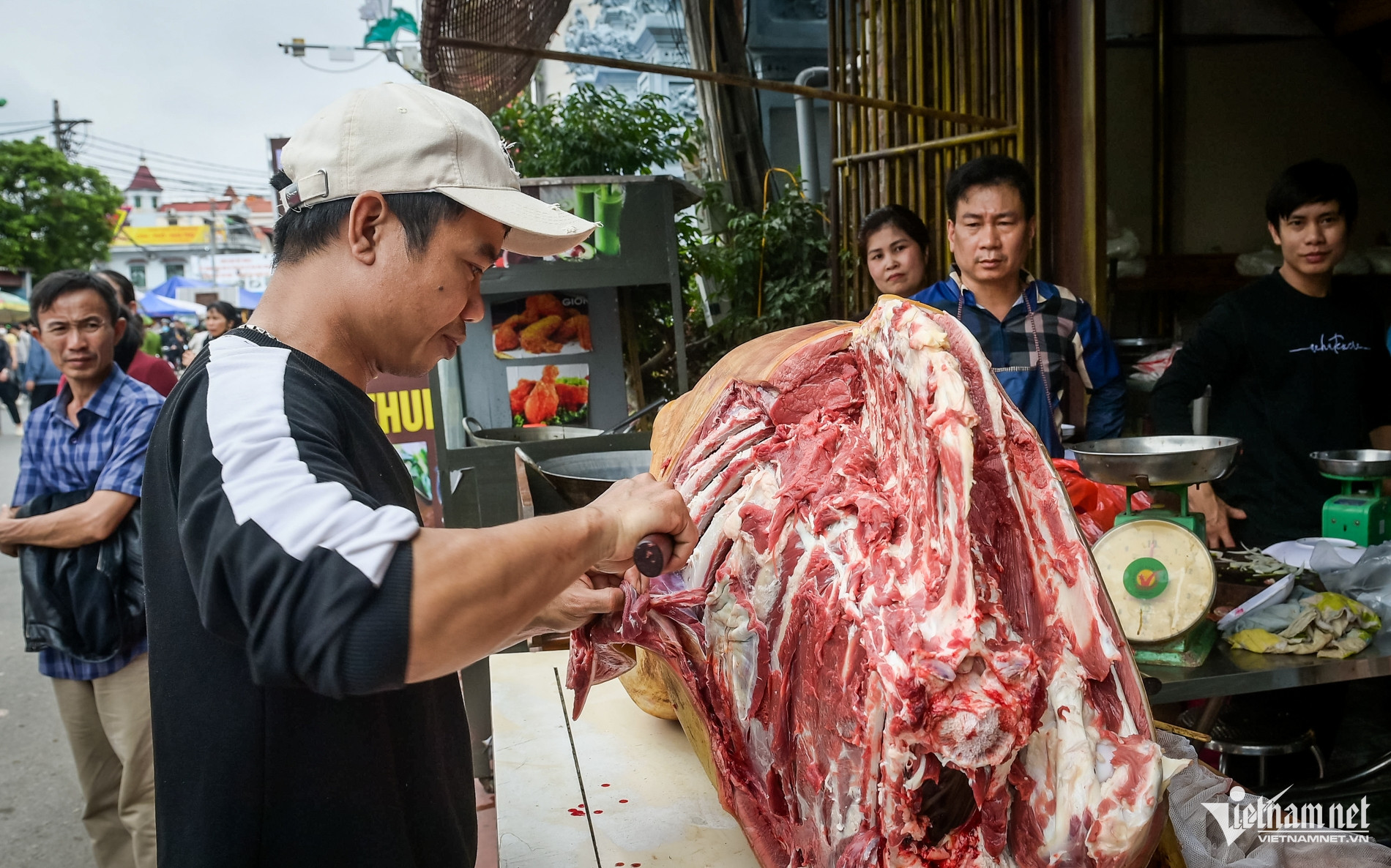 Món amp;#34;đỏamp;#34; đầu năm hút khách tại chợ Viềng Ninh Bình, chưa kịp mua đã amp;#34;cháy hàngamp;#34; - 4