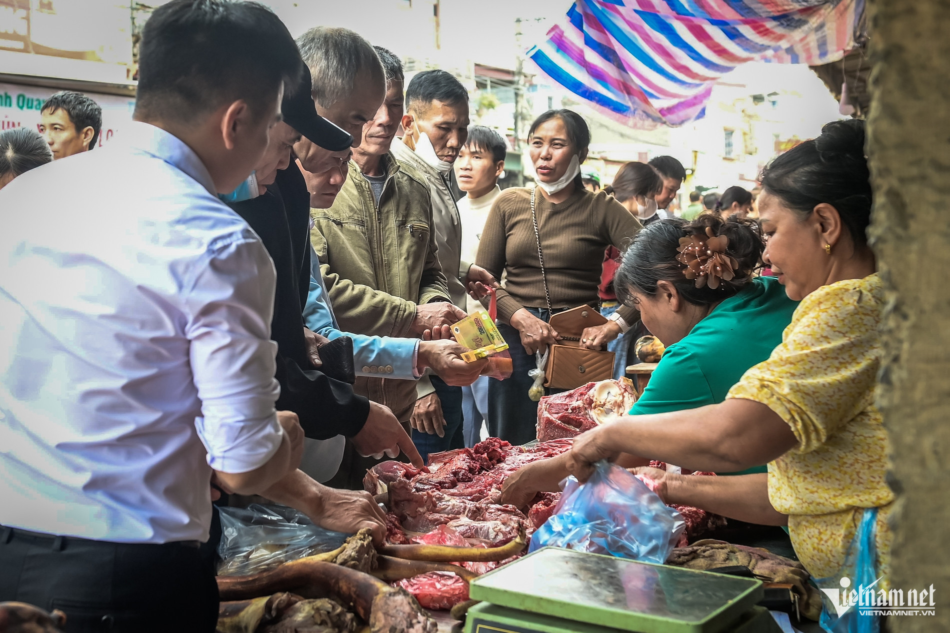 Món amp;#34;đỏamp;#34; đầu năm hút khách tại chợ Viềng Ninh Bình, chưa kịp mua đã amp;#34;cháy hàngamp;#34; - 3