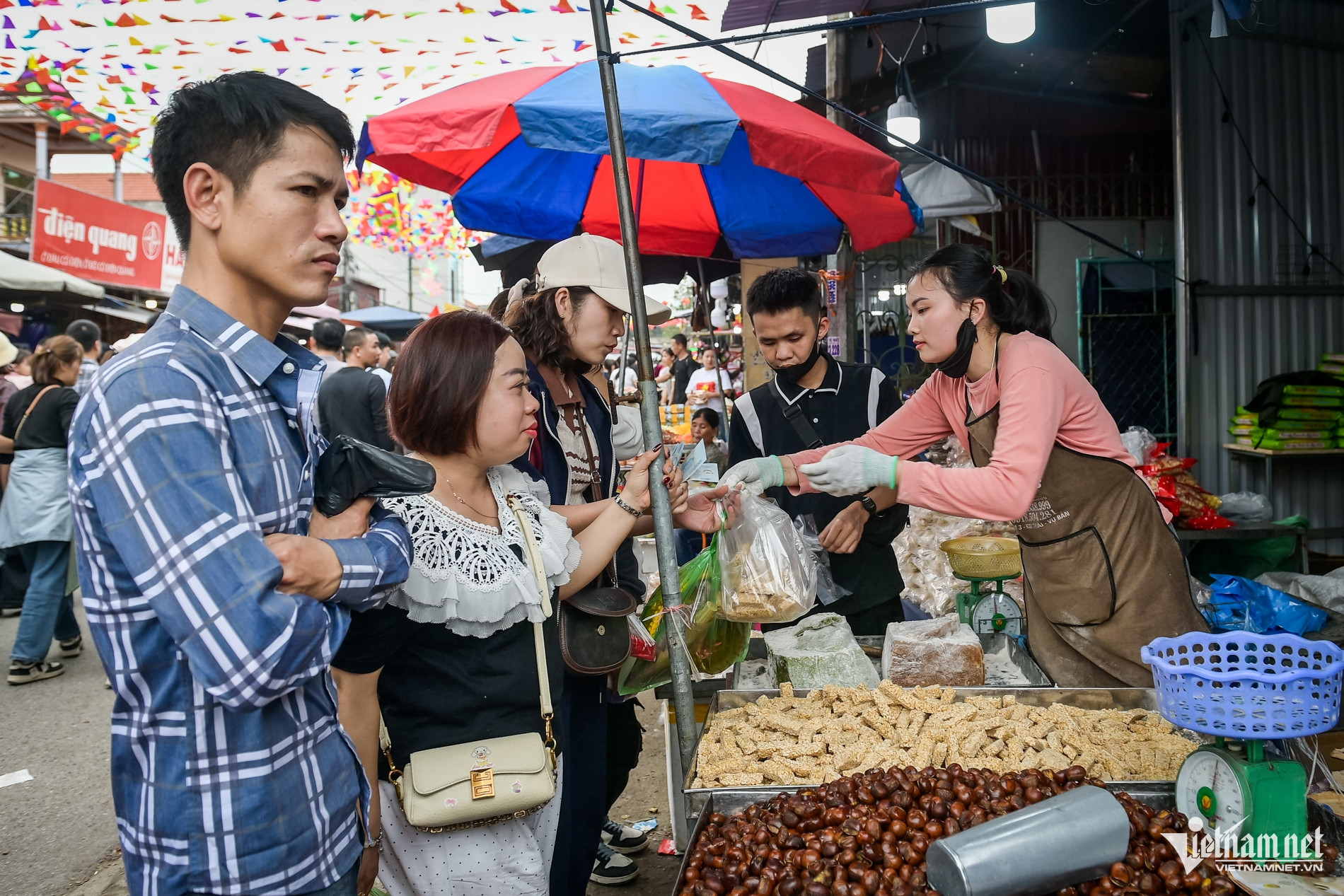 Món amp;#34;đỏamp;#34; đầu năm hút khách tại chợ Viềng Ninh Bình, chưa kịp mua đã amp;#34;cháy hàngamp;#34; - 6